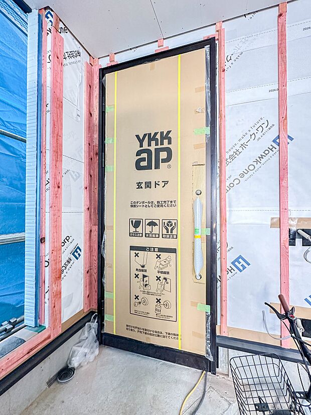 <玄関>家の顔となる玄関は、高いデザイン性が求められます。高級感と断熱性、防犯性に優れた玄関ドアを標準装備。ピッキング対策のセキュリティサムターン等、防犯に考慮しました。