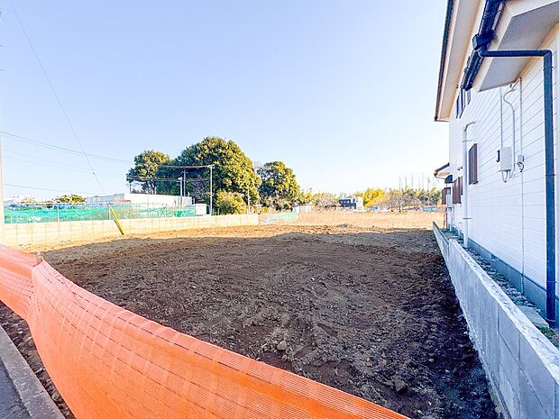 【外観】堂々たる趣ながら、主張し過ぎずどこか余裕を感じさせるシャープなフォルムで佇む邸宅は、晴天の空と照らし合わせる事で、本来あるべき完成形の姿を見せてくれます。