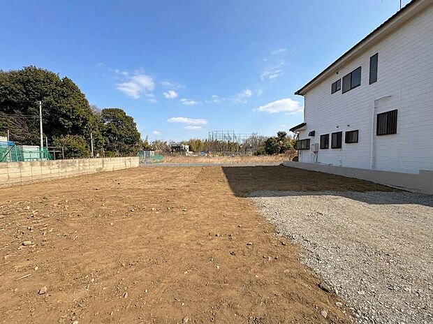 【外観】堂々たる趣ながら、主張し過ぎずどこか余裕を感じさせるシャープなフォルムで佇む邸宅は、晴天の空と照らし合わせる事で、本来あるべき完成形の姿を見せてくれます。※青空はイメージです。