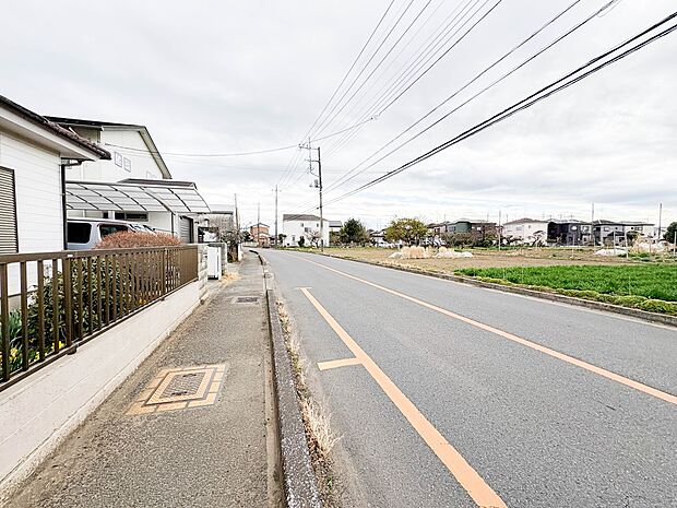 【前面道路】車の通行が少ないので、静かな住環境を維持することができます。