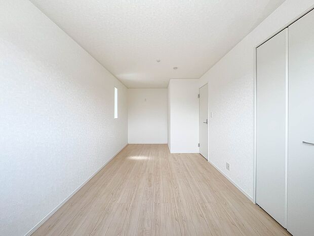 3号棟【寝室8.25帖】充実した生活は伸びやかな居室空間から始まります。快適に・伸びやかに。心の潤いを求める方々へ。