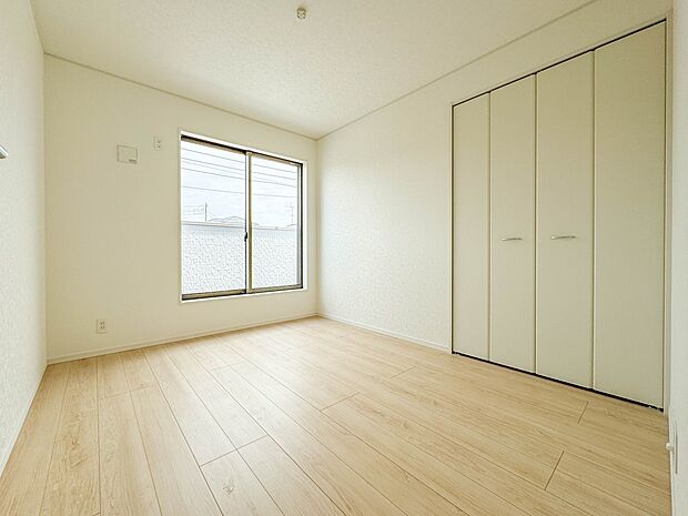 3号棟【子供部屋5.25帖】お子様のお部屋にぴったりなクロークを備えたフローリング仕様の洋室です。