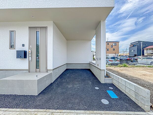 3号棟【駐車場】ビルトインガレージなら「野ざらし、雨ざらし、吹きさらし」になりません。汚れやいたみは減り、車の掃除もラクになります。