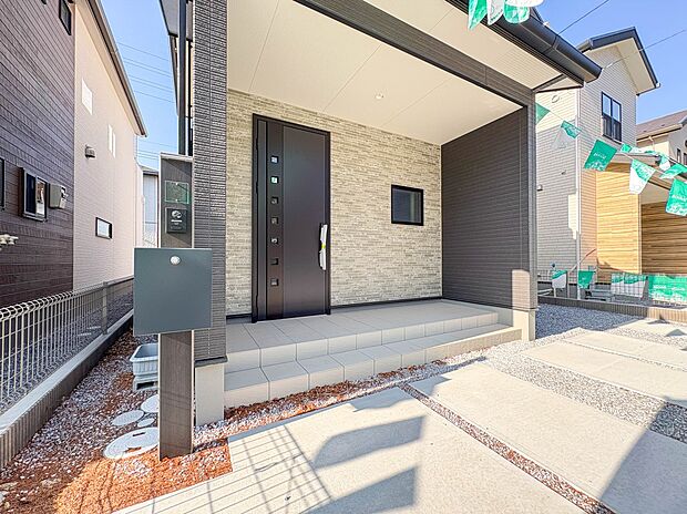 1号棟【玄関】こちらの物件が少しでも気になるようでしたら、お気軽にお問合せください。人生でいちばん大きなお買い物ですので、ゆっくりご見学ください。ネット上の画像と実際の見学では、リアル感がま…