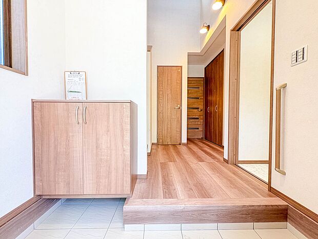 【玄関】玄関はおうちの顔と言われます。玄関アプローチは、外観デザインの印象を左右します。ご家族の個性を出しながら、素敵な玄関でお客様をお迎えしてください。