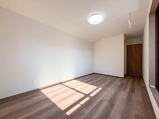 【居室8.2帖】通風・採光に優れ、心地よい光と風が溢れています。 贅沢で豊かな居住性と、プライドを満たすクオリティが見事に調和した住空間。新築ならではの快適なひとときをご体感頂ける筈です。