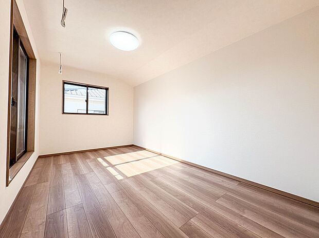 【居室8.2帖】お子様のお部屋にぴったりなクロークを備えたフローリング仕様の洋室です。