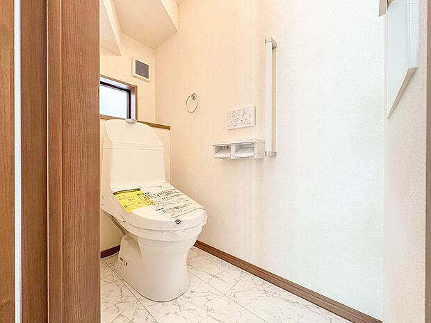 【トイレ】トイレ・ウォシュレット付。快適で衛生的な洗浄機能付温水シャワートイレです。