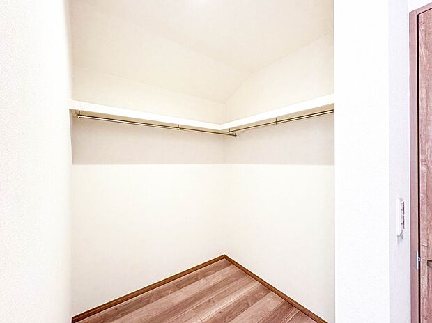 【WIC(ウォークインクローゼット)】 たくさんの洋服をかけてもシワになりにくいウォークインクローゼット。洋服以外にも、普段使わない家電やスーツケース、ストック品など何でも片付く嬉しい空間…