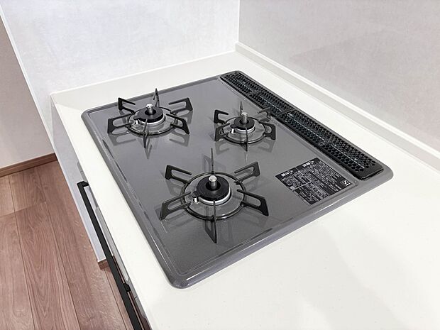 【三口コンロ】奥さま目線で考え、調理に重宝する三口コンロをシステムキッチンに採用、ワイドな洗い場も設けも野菜や食器を洗うのを便利にしました。