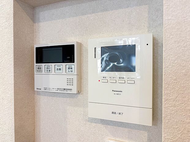 【TVモニター付きインターフォン】来訪者の様子を室内TVモニターでチェック。子どもに留守番をさせるときも安心。  