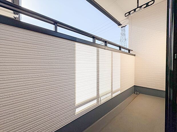 【バルコニー】 朝の澄んだ空気や、夕方に吹く清々しい風を五感で感じられるバルコニー。屋外にあって、住まいの中でも本当の自然を感じられるスペースです。