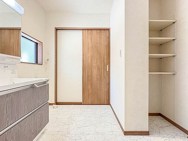 【ランドリースペース】毎日使う洗濯機。しっかりと奥行きのある置き場が確保されています。