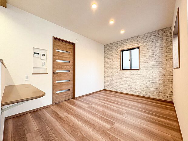 【LDK19.3帖】木の温もりがやさしいフローリング仕様。明るく広々としたダイニングはとても快適な空間です。