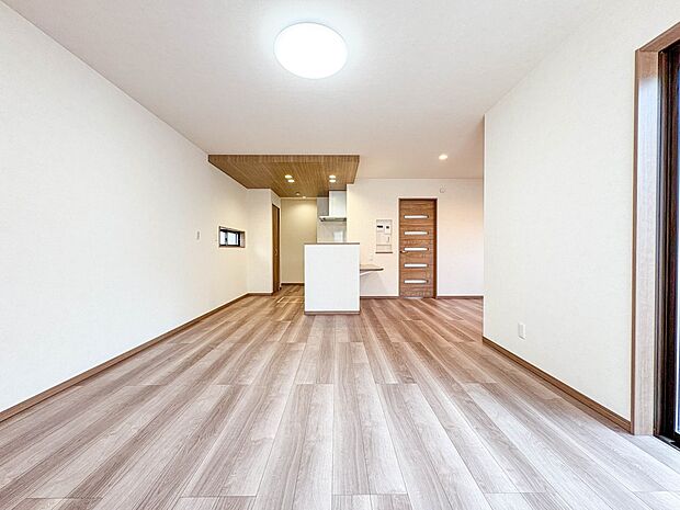 【LDK19.3帖】シンプルなデザインの家は風情がある。住む人のこだわりを感じる。外観も内装もいたってシンプル。居心地がよく、家事や趣味、子育てなどにも集中できる。家も人間も熟成するほどシン…