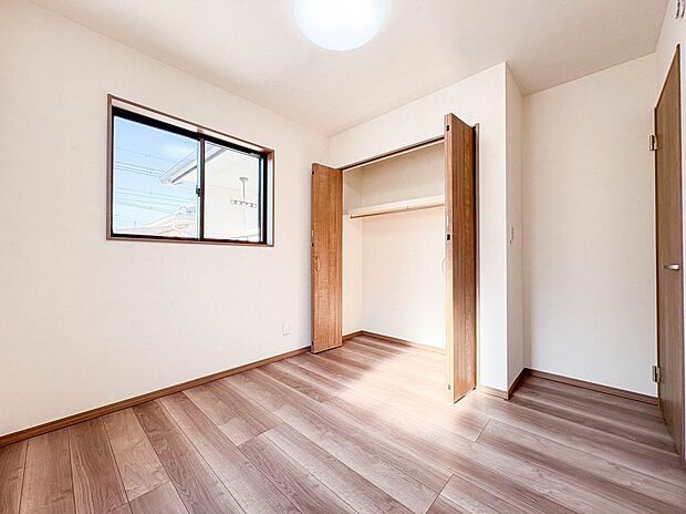 【居室4.9帖】独立性を高めたお部屋。たっぷりの収納も配備しており、片付いた空間を実現出来そう。陽光も降り注ぐ明るく開放的な空間が魅力的。