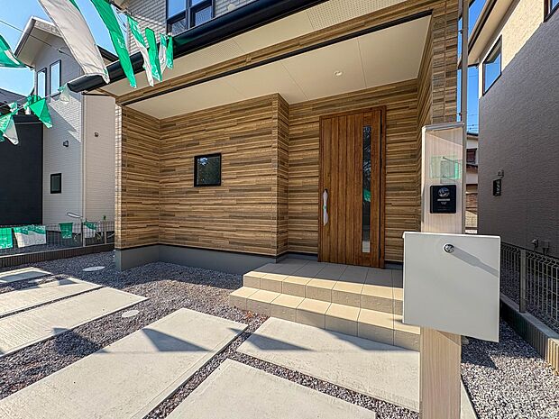 2号棟【玄関】こちらの物件が少しでも気になるようでしたら、お気軽にお問合せください。人生でいちばん大きなお買い物ですので、ゆっくりご見学ください。ネット上の画像と実際の見学では、リアル感がま…