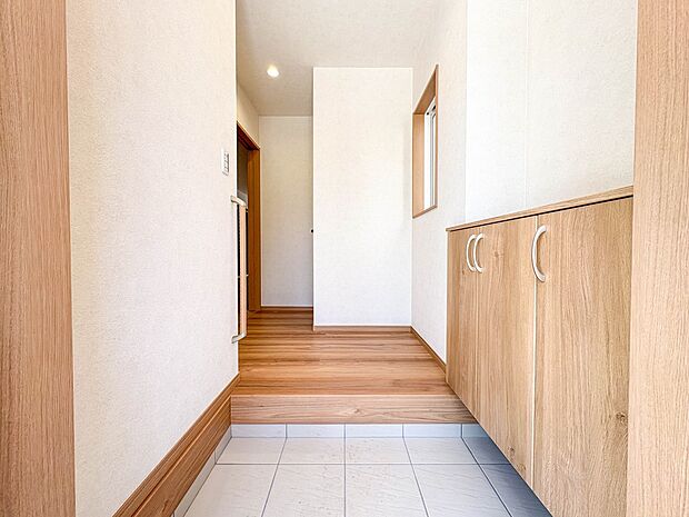 【玄関】玄関はおうちの顔と言われます。玄関アプローチは、外観デザインの印象を左右します。ご家族の個性を出しながら、素敵な玄関でお客様をお迎えしてください。