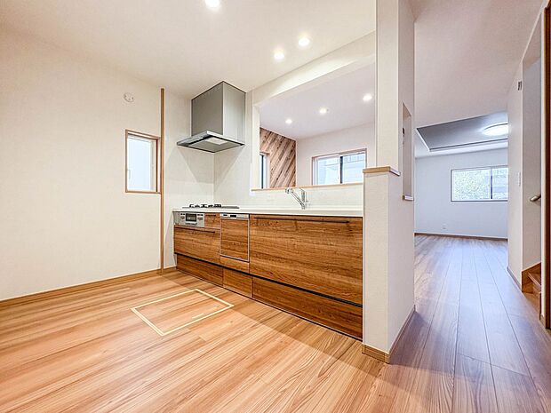 【LDK19帖】ナチュラルな自然光の中での調理。会話が弾む対面型キッチン。お洒落な食器類を余裕で収納できるスペース。動きやすい女性目線のキッチン動線。これからはお料理をつくる時間が劇的に変わ…