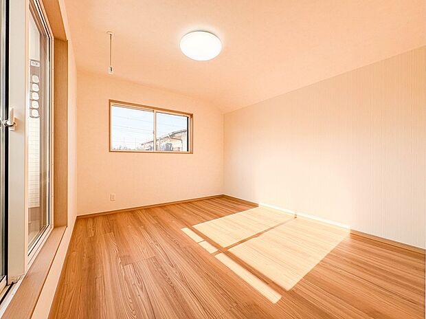 【居室7.8帖】通風・採光に優れ、心地よい光と風が溢れています。 贅沢で豊かな居住性と、プライドを満たすクオリティが見事に調和した住空間。新築ならではの快適なひとときをご体感頂ける筈です。