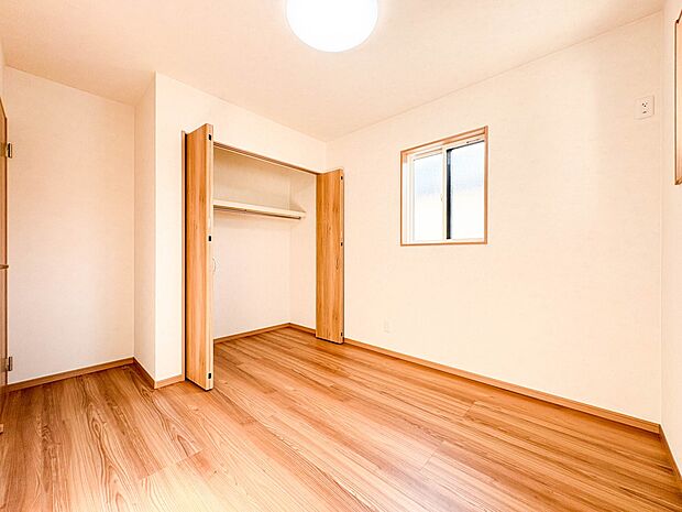 【居室5.1帖】お子様のお部屋にぴったりなクロークを備えたフローリング仕様の洋室です。