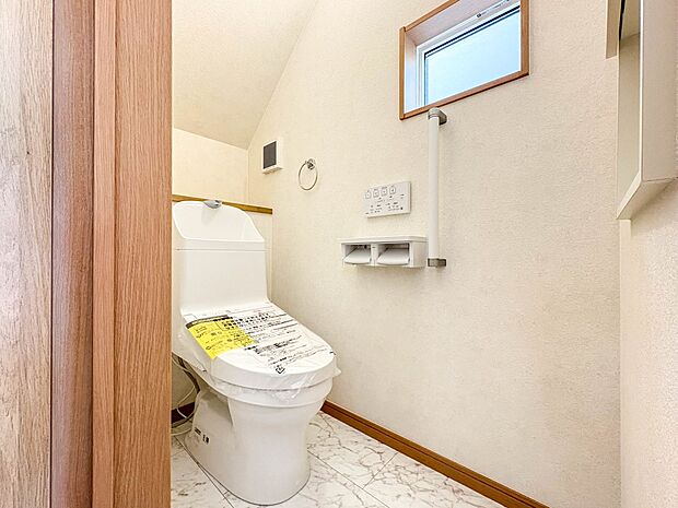 【トイレ】トイレ・ウォシュレット付。快適で衛生的な洗浄機能付温水シャワートイレです。