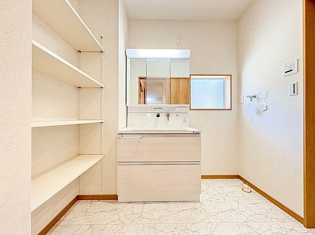 【洗面台】大きく見やすい三面鏡で清潔感ある洗面台は、身だしなみチェックや肌のお手入れに最適です。何かと物が増える場所だからこそ、スッキリと見映えの良い空間に拵えました。