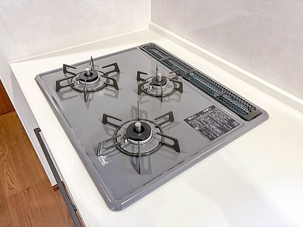 【三口コンロ】奥さま目線で考え、調理に重宝する三口コンロをシステムキッチンに採用、ワイドな洗い場も設けも野菜や食器を洗うのを便利にしました。