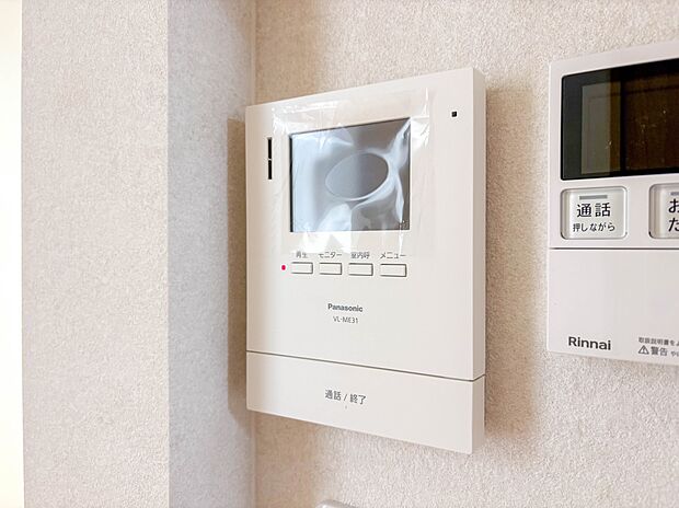 【TVモニター付きインターフォン】来訪者の様子を室内TVモニターでチェック。子どもに留守番をさせるときも安心。  