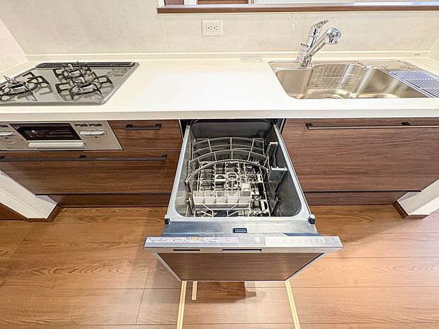【ビルトイン食器洗乾燥機】食洗機は高温のお湯や高圧水流で汚れを効果的に落とし殺菌効果も期待できます。