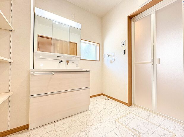 【ランドリースペース】毎日使う洗濯機。しっかりと奥行きのある置き場が確保されています。