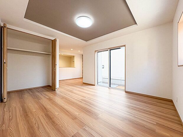 【LDK19帖】木の温もりがやさしいフローリング仕様。明るく広々としたダイニングはとても快適な空間です。