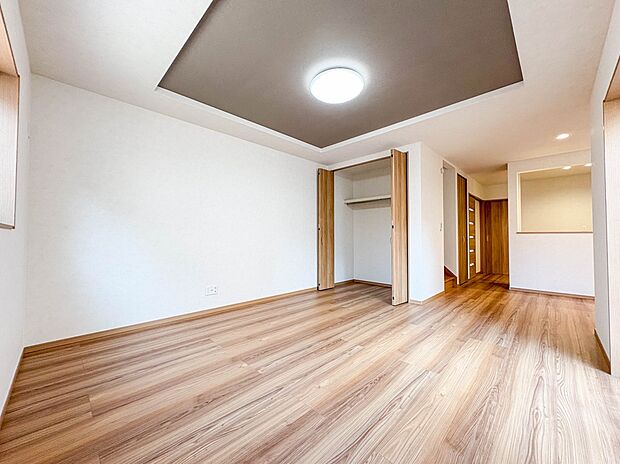 【LDK19帖】シンプルなデザインの家は風情がある。住む人のこだわりを感じる。外観も内装もいたってシンプル。居心地がよく、家事や趣味、子育てなどにも集中できる。家も人間も熟成するほどシンプル…