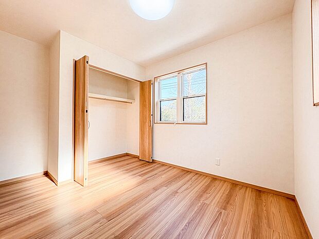 【居室5.1帖】独立性を高めたお部屋。たっぷりの収納も配備しており、片付いた空間を実現出来そう。陽光も降り注ぐ明るく開放的な空間が魅力的。