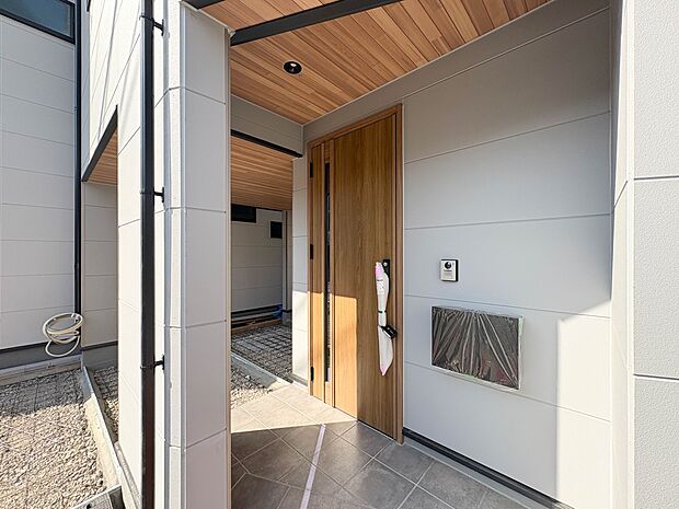 【玄関】家の顔となる玄関は、高いデザイン性が求められます。高級感と断熱性、防犯性に優れた玄関ドアを標準装備。ピッキング対策のセキュリティサムターン等、防犯に考慮しました。