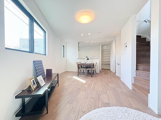 【LDK16.8帖】 整然とした空間演出、快適な理想の暮らしの実現は家のみの拘りではなく、そこで暮らす方々にとって素敵な環境であることも挙げられると思います。四季折々の変化が奏でる鼓動を楽…