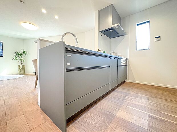 【LDK16.8帖】 リビングにいるお子様と会話をしながら家事ができるカウンターキッチン。いま手があいているか、忙しそうなのか相手の様子を伺いながらコミュニケーションをとる訓練にもなります。…