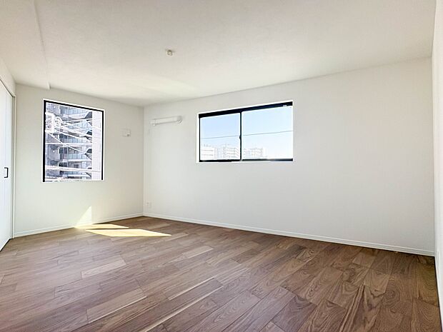 【居室7帖】シンプルな内装はおしゃれのポイントです。シンプルは華美より飽きがこないからです。色や模様でおしゃれ感をだす。それがシンプルイズビューティーです。