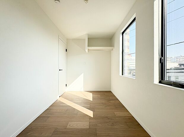 【居室4.6帖】お子様のお部屋にぴったりなクロークを備えたフローリング仕様の洋室です。