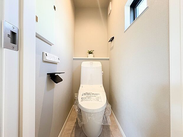 【トイレ】トイレ・ウォシュレット付。快適で衛生的な洗浄機能付温水シャワートイレです。