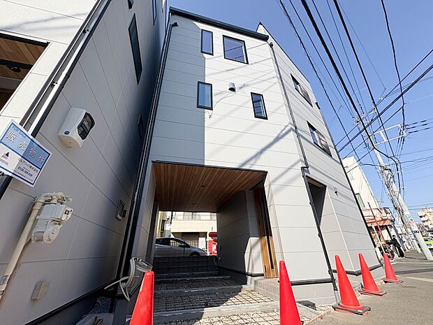 【駐車場】毎日の生活にマイカーが必須という方は、購入を検討する際、駐車場があることは大事な条件です。毎日の通勤や家族の送迎、買い物やお出かけなどクルマのある暮らしを満喫したい方は要チェック。…