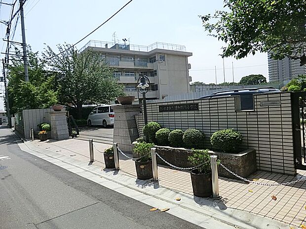小学校 750m 浦和別所小学校(伝統を誇る学校です。武蔵浦和駅周辺の再開発がいま急速に進んでおり、児童数は平成28年4月現在で918名、教職員61名を誇ります。これからも生徒数が増えること…