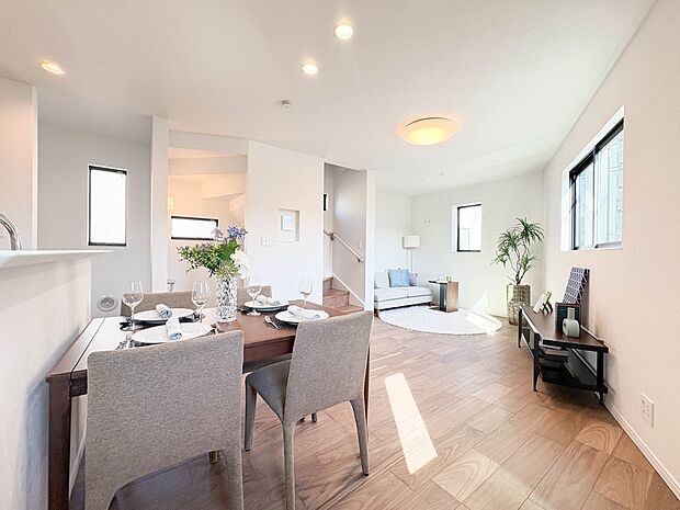 【LDK16.8帖】 忙しい朝でも家族揃って食事をして頂ける、ゆとりある大きさのダイニングスペース。奥様の手料理をカウンター越しに受けとって頂き、テーブルで囲む素敵な時間を存分にお愉しみ下さ…