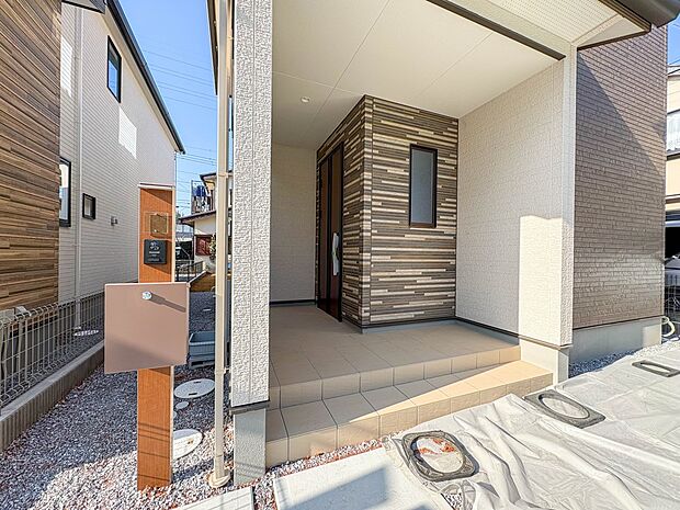 1号棟【玄関】こちらの物件が少しでも気になるようでしたら、お気軽にお問合せください。人生でいちばん大きなお買い物ですので、ゆっくりご見学ください。ネット上の画像と実際の見学では、リアル感がま…