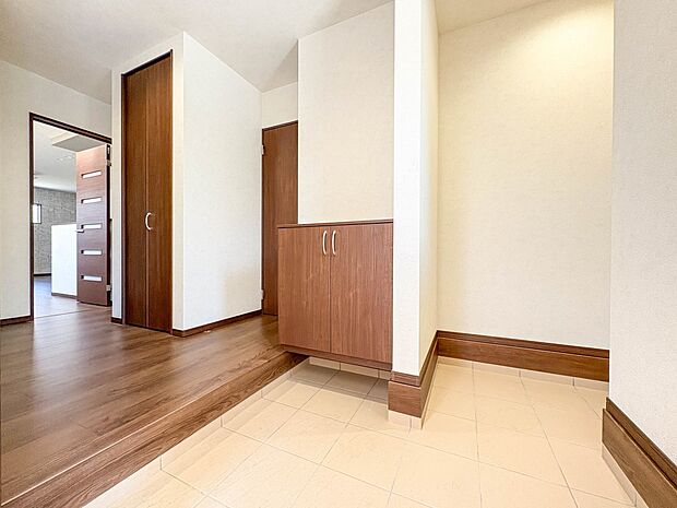 【玄関】玄関はおうちの顔と言われます。玄関アプローチは、外観デザインの印象を左右します。ご家族の個性を出しながら、素敵な玄関でお客様をお迎えしてください。