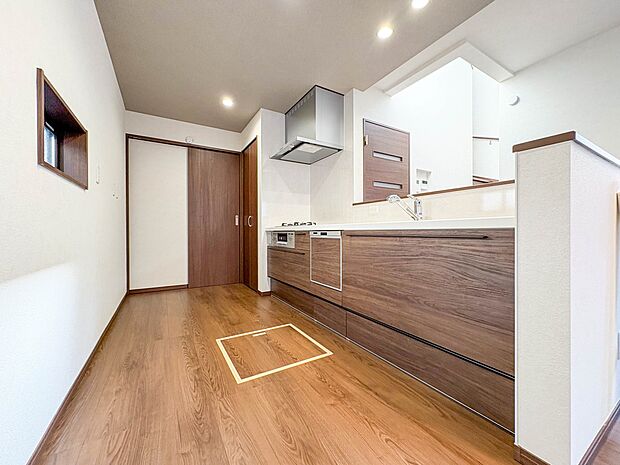 【LDK17.1帖】ナチュラルな自然光の中での調理。会話が弾む対面型キッチン。お洒落な食器類を余裕で収納できるスペース。動きやすい女性目線のキッチン動線。これからはお料理をつくる時間が劇的に…