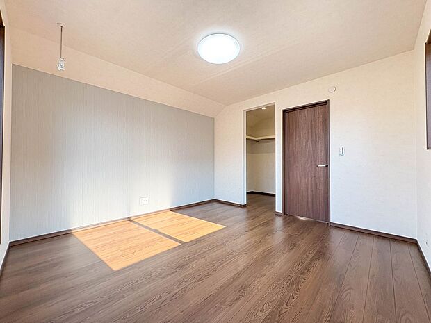 【居室8帖】通風・採光に優れ、心地よい光と風が溢れています。 贅沢で豊かな居住性と、プライドを満たすクオリティが見事に調和した住空間。新築ならではの快適なひとときをご体感頂ける筈です。