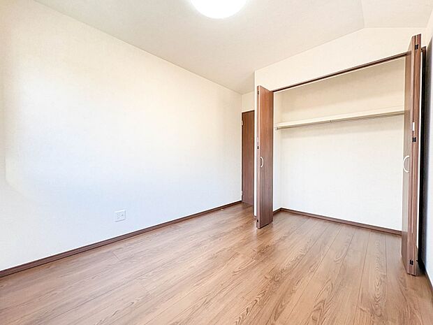【居室5.1帖】お子様のお部屋にぴったりなクロークを備えたフローリング仕様の洋室です。