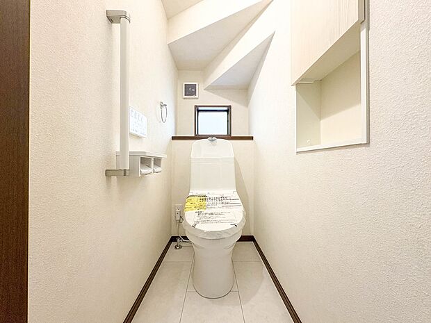 【トイレ】トイレ・ウォシュレット付。快適で衛生的な洗浄機能付温水シャワートイレです。