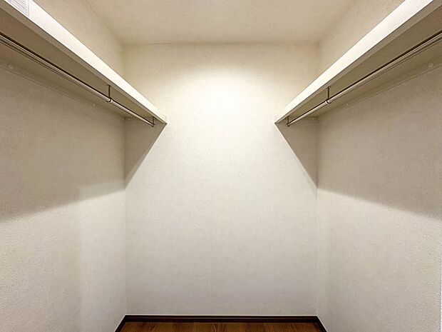 【WIC(ウォークインクローゼット)】 たくさんの洋服をかけてもシワになりにくいウォークインクローゼット。洋服以外にも、普段使わない家電やスーツケース、ストック品など何でも片付く嬉しい空間…